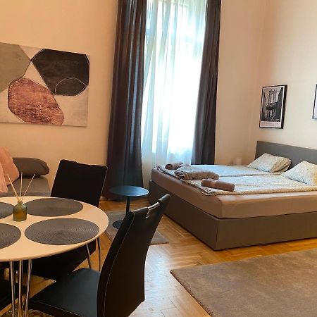 Stylish Apartment by the Vígszínház Theater Budapest Esterno foto
