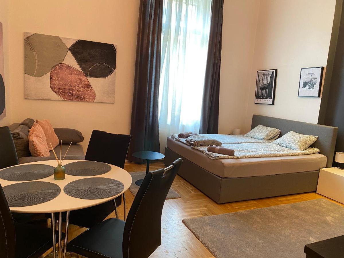 Stylish Apartment by the Vígszínház Theater Budapest Esterno foto