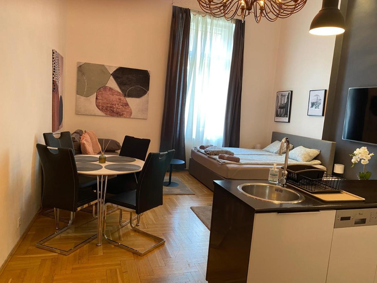 Stylish Apartment by the Vígszínház Theater Budapest Esterno foto