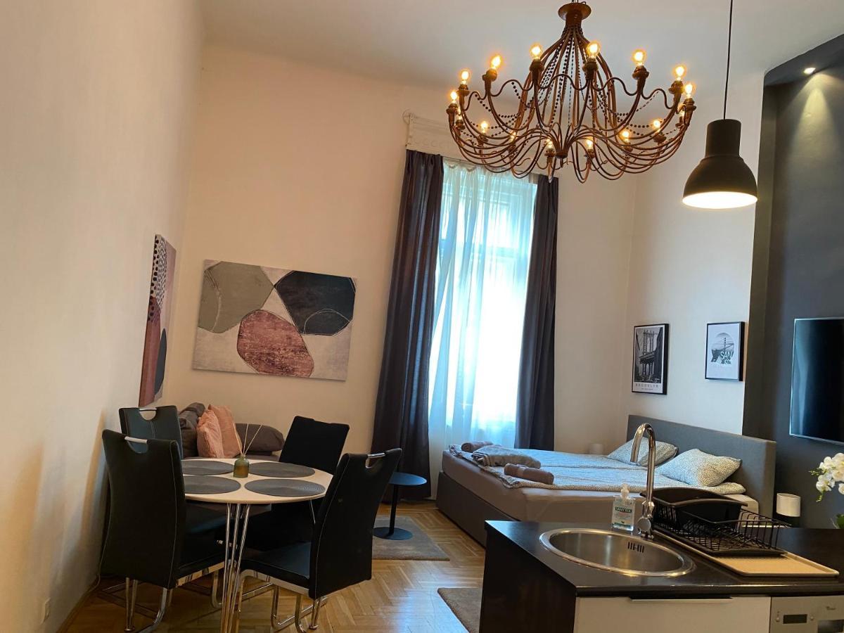 Stylish Apartment by the Vígszínház Theater Budapest Esterno foto