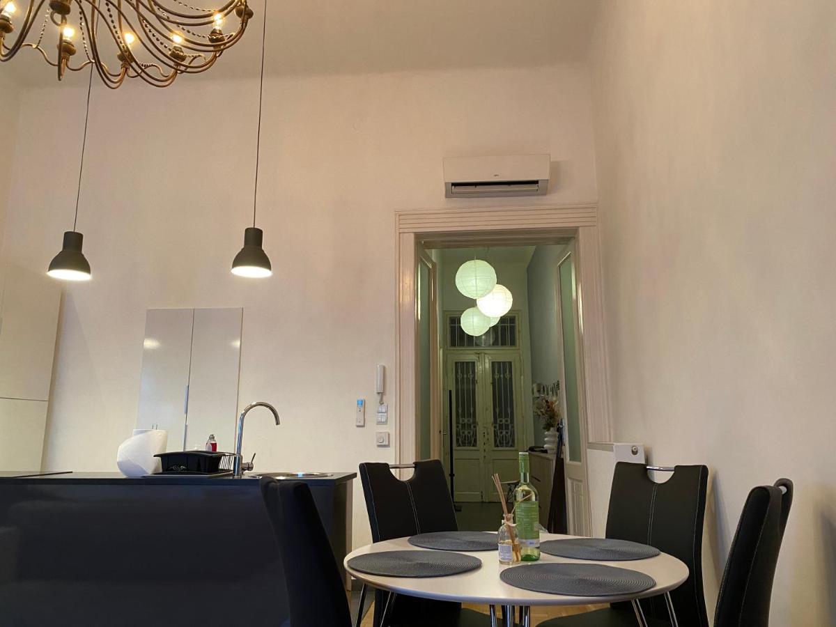 Stylish Apartment by the Vígszínház Theater Budapest Esterno foto