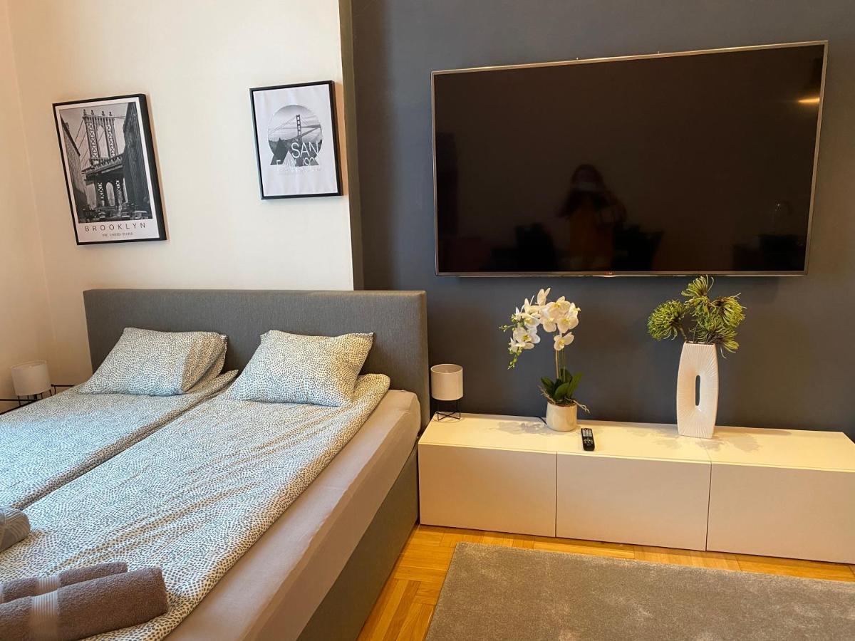 Stylish Apartment by the Vígszínház Theater Budapest Esterno foto
