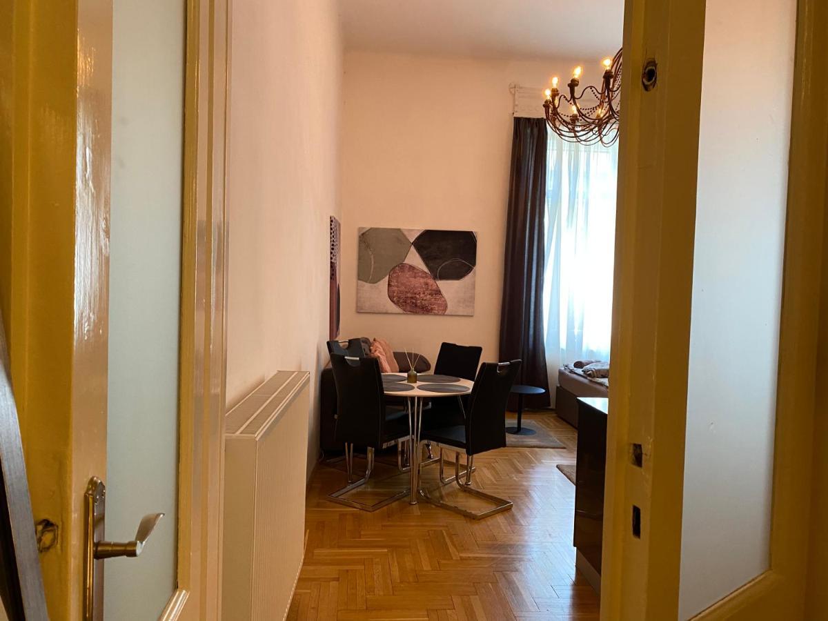 Stylish Apartment by the Vígszínház Theater Budapest Esterno foto