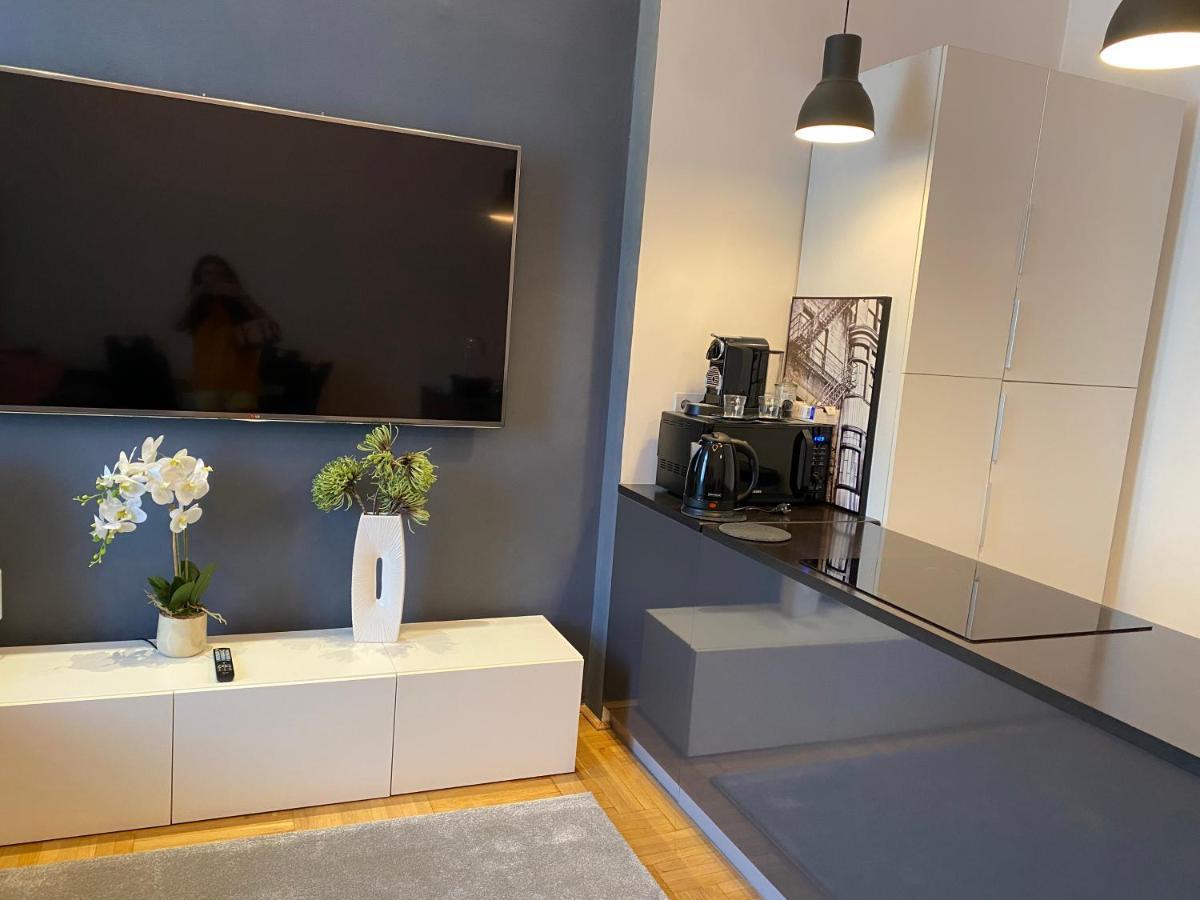 Stylish Apartment by the Vígszínház Theater Budapest Esterno foto